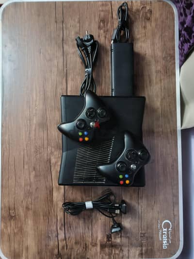 xbox 360 slim 23 Games CD and 2 controllers and kinect camera