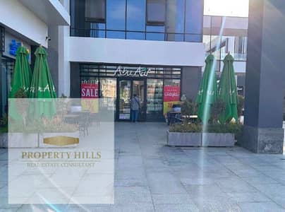 Ready-to-operate ground floor shop on the street in Fifth Settlement on Nasr Road