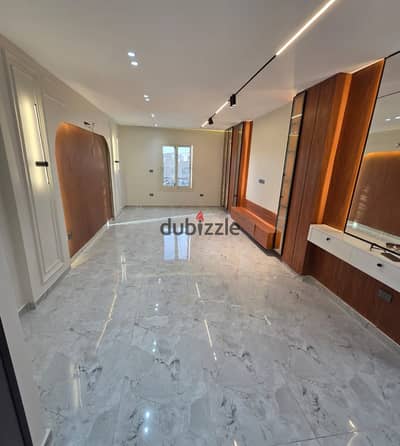 Apartment for sale to the small investor, Sheikh Zayed  Area of 130 square meters  3 rooms, 1 bathroom  Third floor with elevator  Super deluxe finishing  On a street next to Metro Market and España Mall