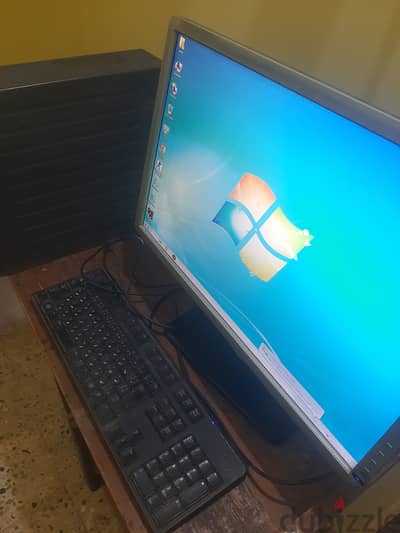 كمبيوتر كامل بالشاشه والماوس والكيبورد