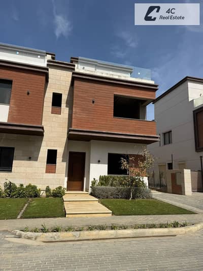 Ready to move townhouse villa in Phase 1 225m with 45,000 monthly installment prime location open view in AZZAR 2 Fifth Settlement New Cairo