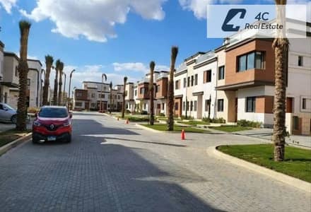 استلام فوري بالتقسيط  فى المرحلة الاولى فيلا تاون هاوس 225م بقسط 134 الف  لوكيشن مميز اوبن فيو في ازار 2 التجمع الخامس القاهرة الجديدة بجوار المراسم