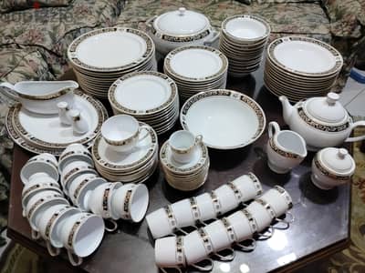 طقم صيني ١١٥ قطعة  شكل مميز ورقيق في كرتونة بديله