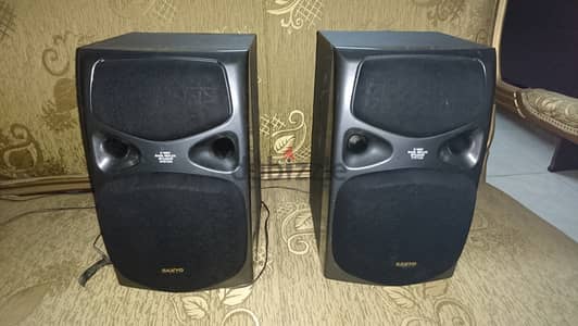 طقم سماعات سانيو ياباني أصلي 200 وات حاله ممتازه جدا