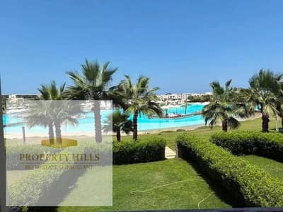 فيلا للبيع بجوار فوكا باى بڤيو لاجون و تشطيب بالتكيفات و المطبخ في اميز لوكيشن برأس الحكمه