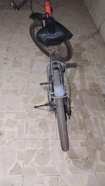 عجلة.