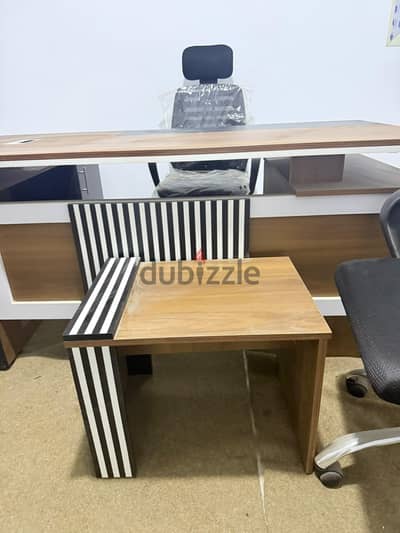 مكاتب استقبال و كراسي طبي و متاح 3 اجهزه كمبيوتر