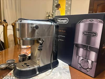 ماكينة قهوة De’Longhi للبيع – حالة ممتازة جدًا كالجديدة
