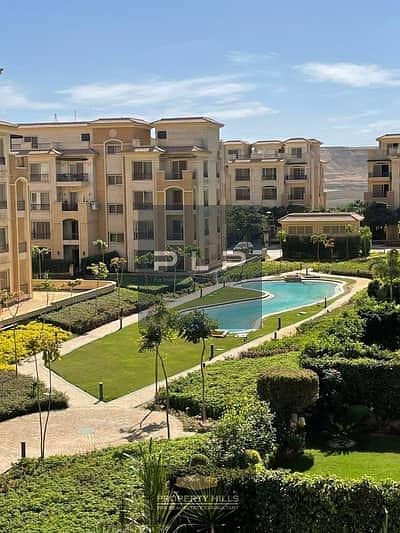 ready to move Ultra-super-lux finished apartment at a bargain price for a quick sale in Stone Residence Compound, Cairo.