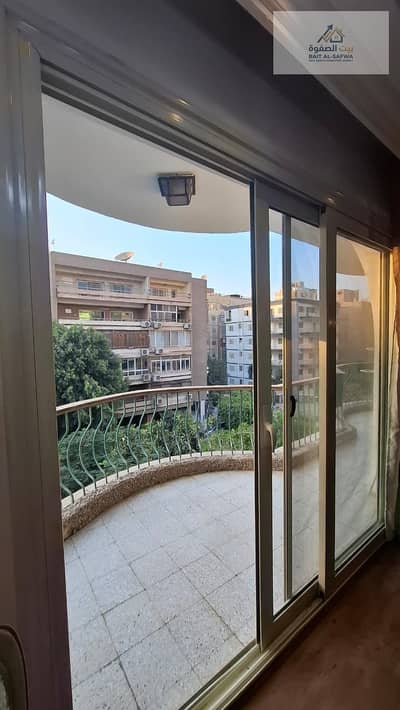 Furnished apartment for rent in a prime location close to all services. 3 bedrooms, 4-piece reception area, and 2 bathrooms.