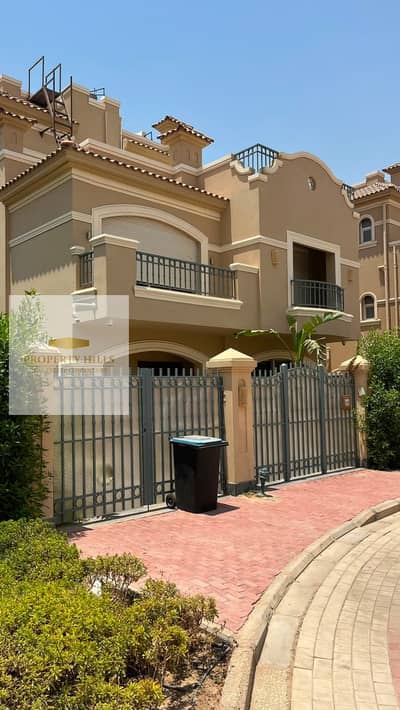 فيلا للبيع بسعر الكاش جاهزة علي المفتاح في patio 5 east الشروق بفيو علي مساحات خضراء