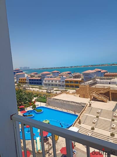 Furnished apartment for rent in Porto Marina North Coast overlooking the sea and swimming pools, chalet with two rooms, reception, and kitchen equipped with 2 bathrooms for 4 adults and 2 children for families