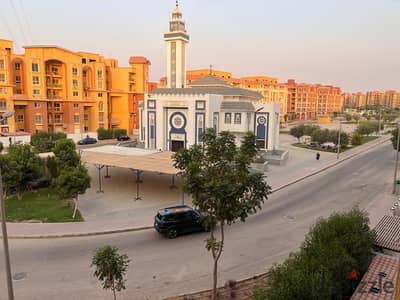للبيع شقه دور تاني علي البحيرات مباشر وبجوار المسجد مباشر