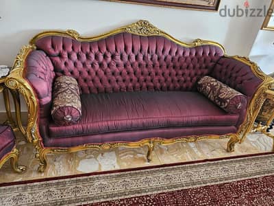 صالون مدهب يتكون من كنبة و ٤ كراسي و طربيزة رخام ،قماش سرما تفتا