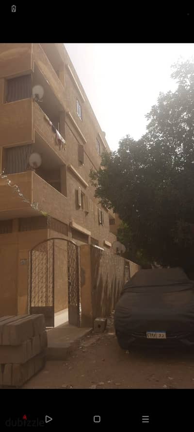 عمارة سكنية للبيع بمدينة السادس من أكتوبر بموقع مميز بالقرب من ميدان الحصري، وعلى بُعد دقائق قليلة من مول مصر وجامعة نوال الدجوي، مع سهولة الوصول إلى أهم المحاور والطرق الرئيسية والمناطق الحيوية.