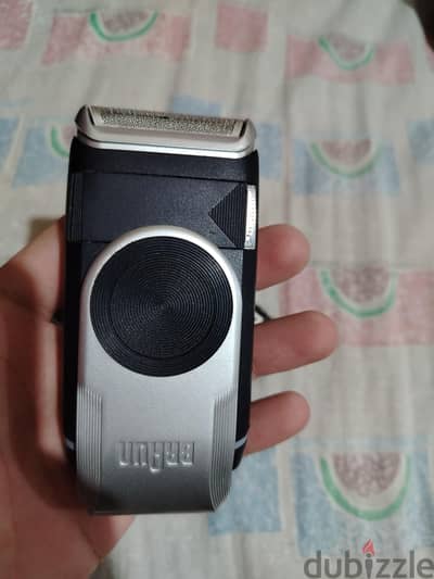 Braun mobileshave ماكينة تنعيم براون مع شاحن و بطاريات