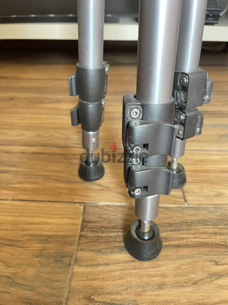 Heavy Duty Camera Tripod 6
