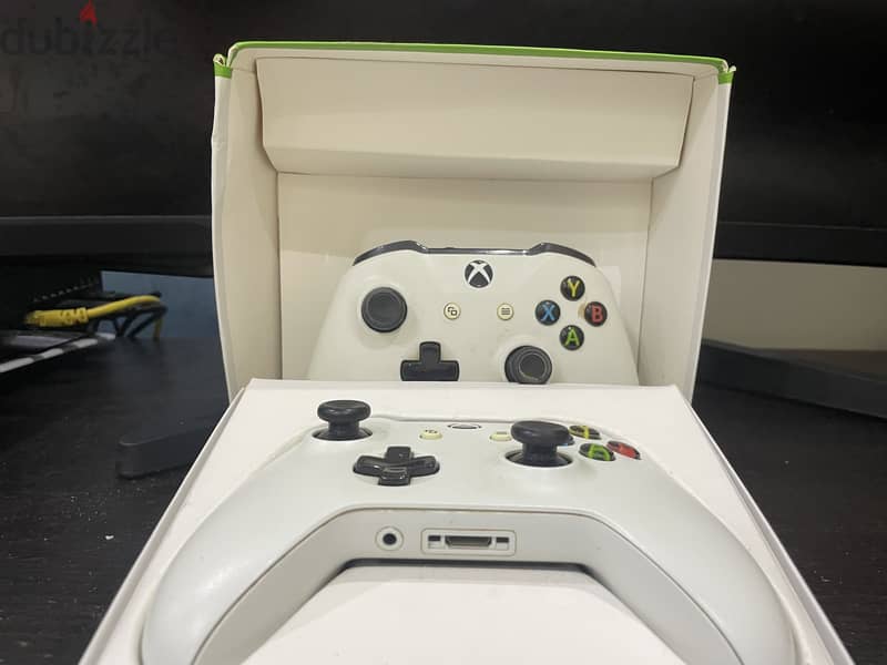 Xbox 1 S with Kinect and 2 controllers 9