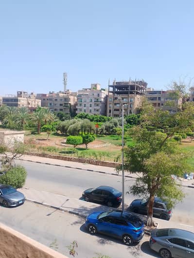 للبيع أرض مول تجاري إداري بمساحة 5600 متر على محور الأرفور أمام الحي الإيطالي بحدائق أكتوبر وقريب من شارع النوادي والقطار السريع