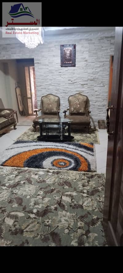 Furnished apartment with two bedrooms, reception, kitchen, and bathroom, second floor, elevator, fully air-conditioned, Ehab Ezzat Street, Area 10, New Cairo, close to services, transportation, main road, educational centers, Al-Haramain Mosque, Al-Hassan Mosque, and close to Hyper Al-Mahlaawi.