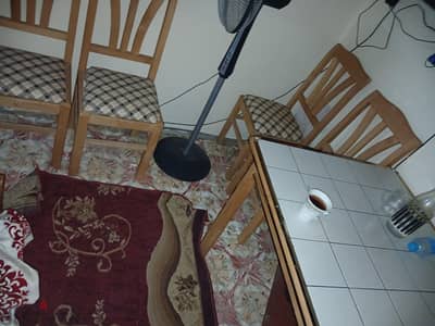 تربيزة قرص رخامي ومحلية باستلس وعدد ٤ كراسي
