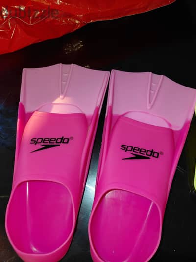 زعلانف speedo مقاس (36_38)    وبادل سباحه
