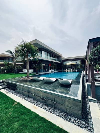 Own a large villa in Sheikh Zayed - at a bargain price + private swimming pool