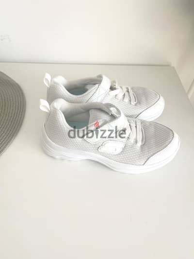 Girls white sneakers shoes size 32/33 كوتشي ألعاب بناتي
