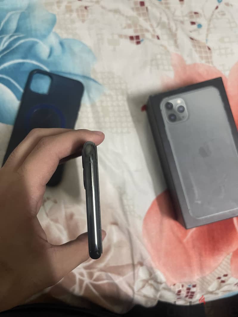 Apple - iPhone 11 Pro Max 2