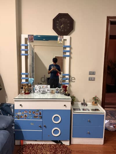 غرفة للبيع   01093180489.