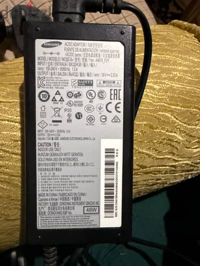 هذا شاحن أصلّي (محول كهرباء / AC/DC Adaptor) من شركة سامسونج (Samsung).