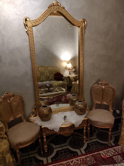 مرايه كونسول بكرسيين بحالة جيدة جدا ومعاها حصانين ديكور هدية