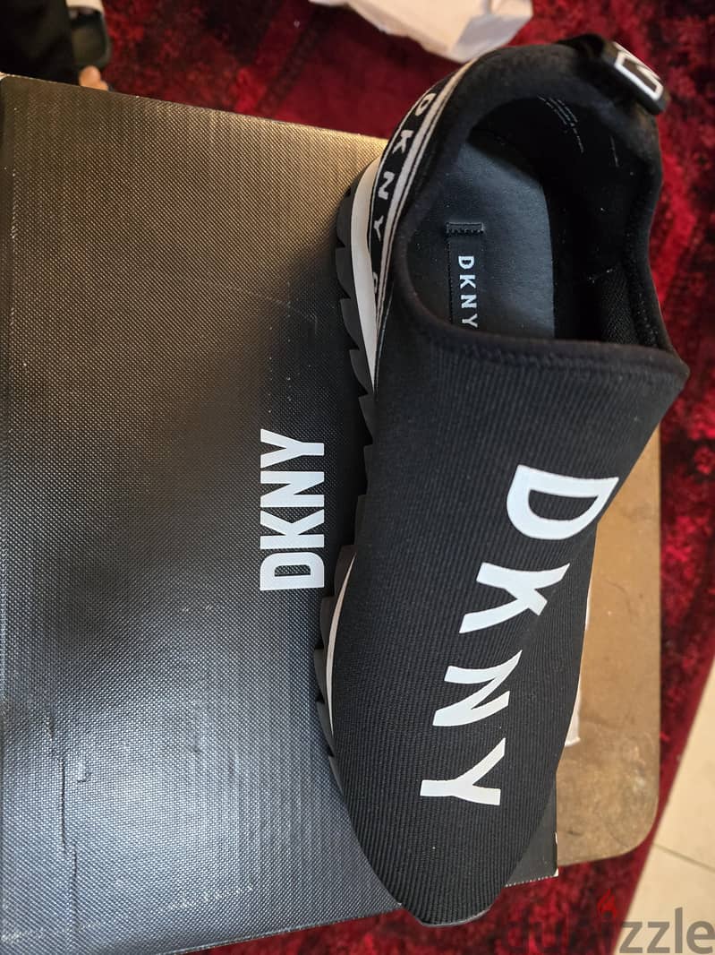 DKNY O 2
