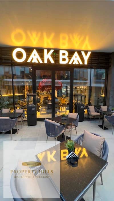 Shop for sale, currently rented for 140,000 to a restaurant. Immediate occupancy. The entire mall is operational. Located in Fifth Settlement, Clubs Street.