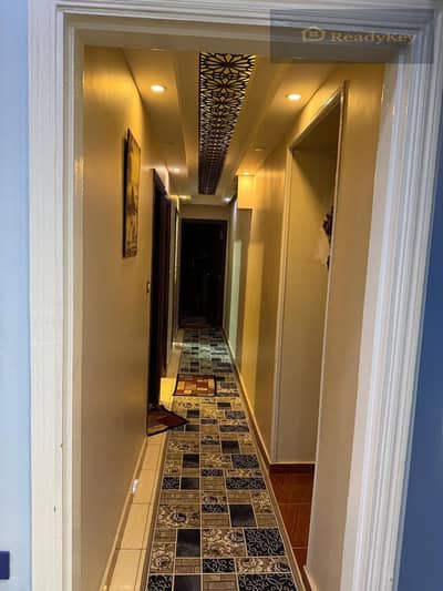 The apartment on Al-Arbaeen Street 120 meters  on the third floor with an elevator all facilities available and natural gas and internet and telephone 3 closed rooms and a reception