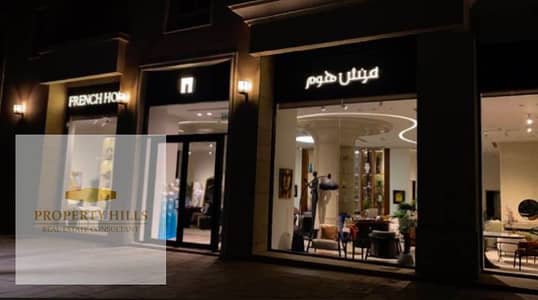 محل استلام فوري متأجر وبيدخل 130,000 في الشهر في مول شغال علي شارع النوادي في التجمع الخامس