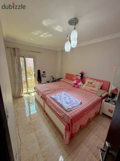 Available for sale in the Middle Hill, neighborhood 4, next to Sama School and Family Drink, area 110 m, not damaged at all, two rooms and a reception with a balcony, 1 bathroom, ultra-super luxury finishing, second floor, full facilities and meters, and the elevator, a very chic building with Pharaonic stone entrance.