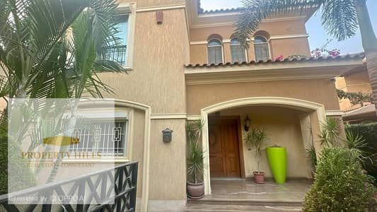 فيلا كورنر للبيع هتستلمها متشطبة بالكامل ومعاها التكييفات في التجمع بجوار Auc علي التسعين الرئيسي
