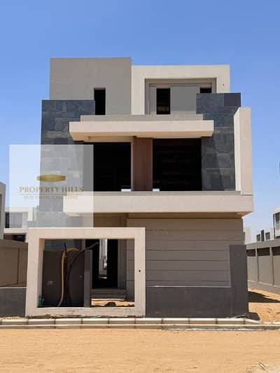 Villa for sale at cash price in Patio Town with large garden next to AUC in the Fifth Settlement