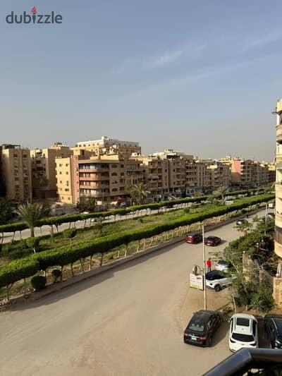 On the main mineral wealth in a hotel building, apartment 206 meters with a master room and a fully facing view.