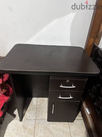 مكتب للدراسه بحاله جيده جدا للبيع