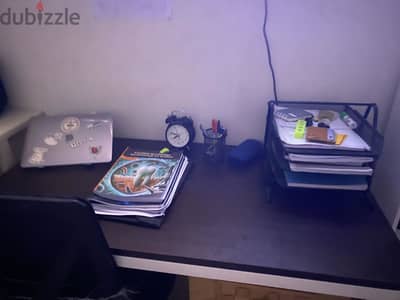 مكتب خشبي اللون بني