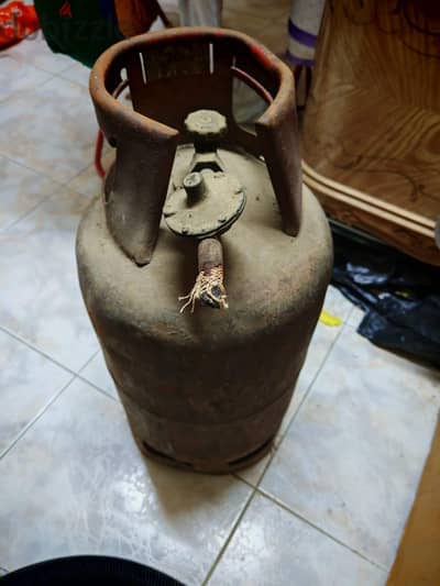 للبيع أسطوانة غاز فارغة + منظم