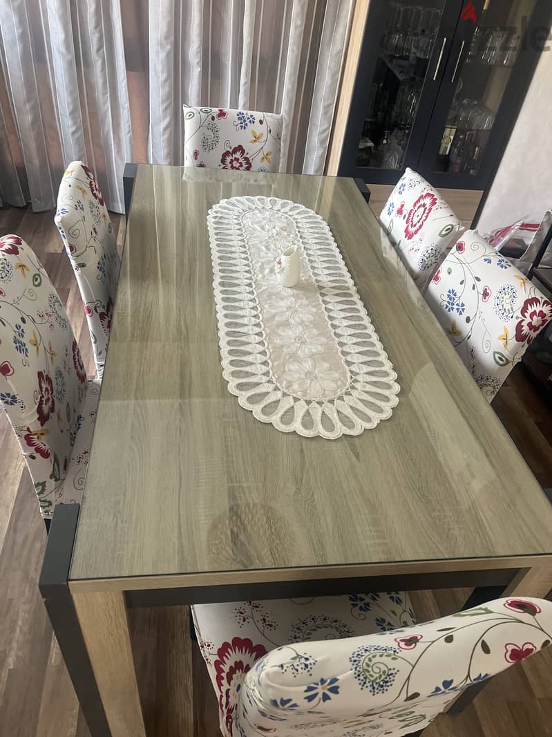 Dining table with Chairs 1