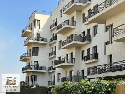 شقة مفروشة بالكامل للإيجار في كمبوند إيستاون (Eastown) – موقع مميز