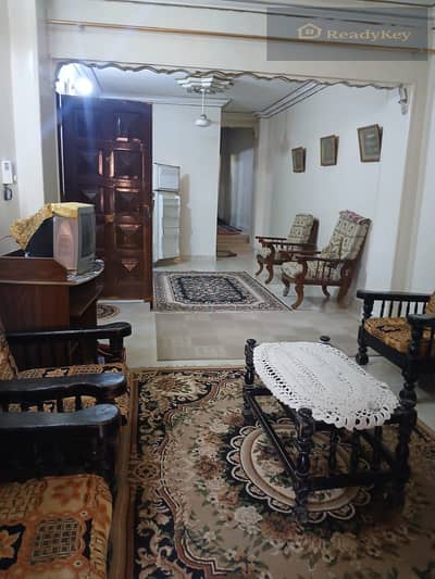  شقة مفروشة للإيجار – عين شمس الشرقية   الدور الثامن أسانسير، وفوقها دورين – عمارة  شارع عرض 12 متر، متفرع من شارع العشرين، بجوار مزلقان العشرين