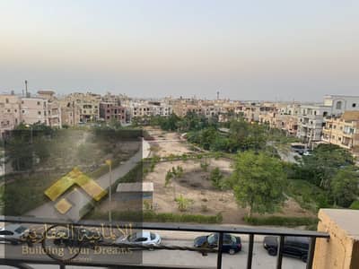 For rent, a roof in the Compound of Diplomats next to Arabella and Arabella Plaza and the German University, minutes from Teseen Street, and within the compound, there is a supermarket, pharmacy, and hospital, while outside the compound, all services and malls are available.