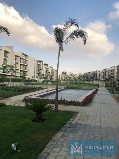 شقه 95متر جاردن 53متر لوكيشن مميز  مفروشة بالكامل مع المطبخ والتكييفات فيفث سكوير المراسم القاهره الجديده fifth square