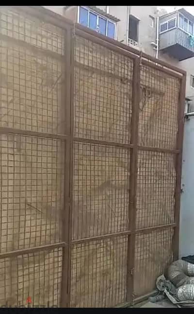 بوابة حديد محملة بالمشمع