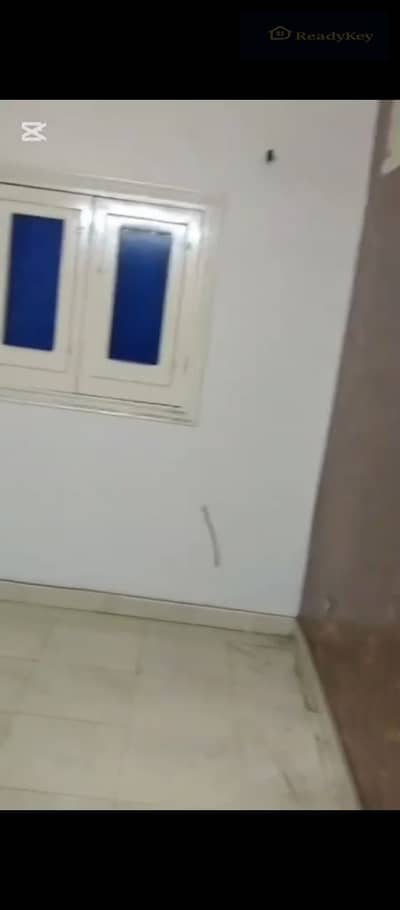  بيت للبيع تمليك بموقع حيوي جدًا   العنوان: حارة من شارع أمين الجندي، متفرع من شارع العشرين – عين شمس الشرقية.  تفاصيل العقار: • البيت حاليًا